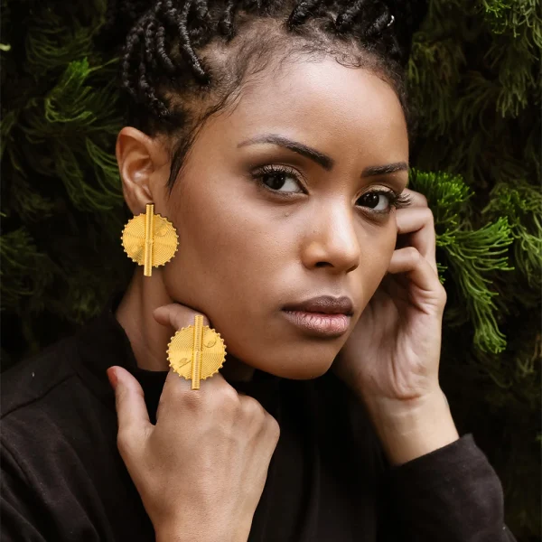 Ensemble de bijoux en cuivre, plaqué or 18 carats pour femmes, avec boucles d'oreilles à clip et bague – Image 2